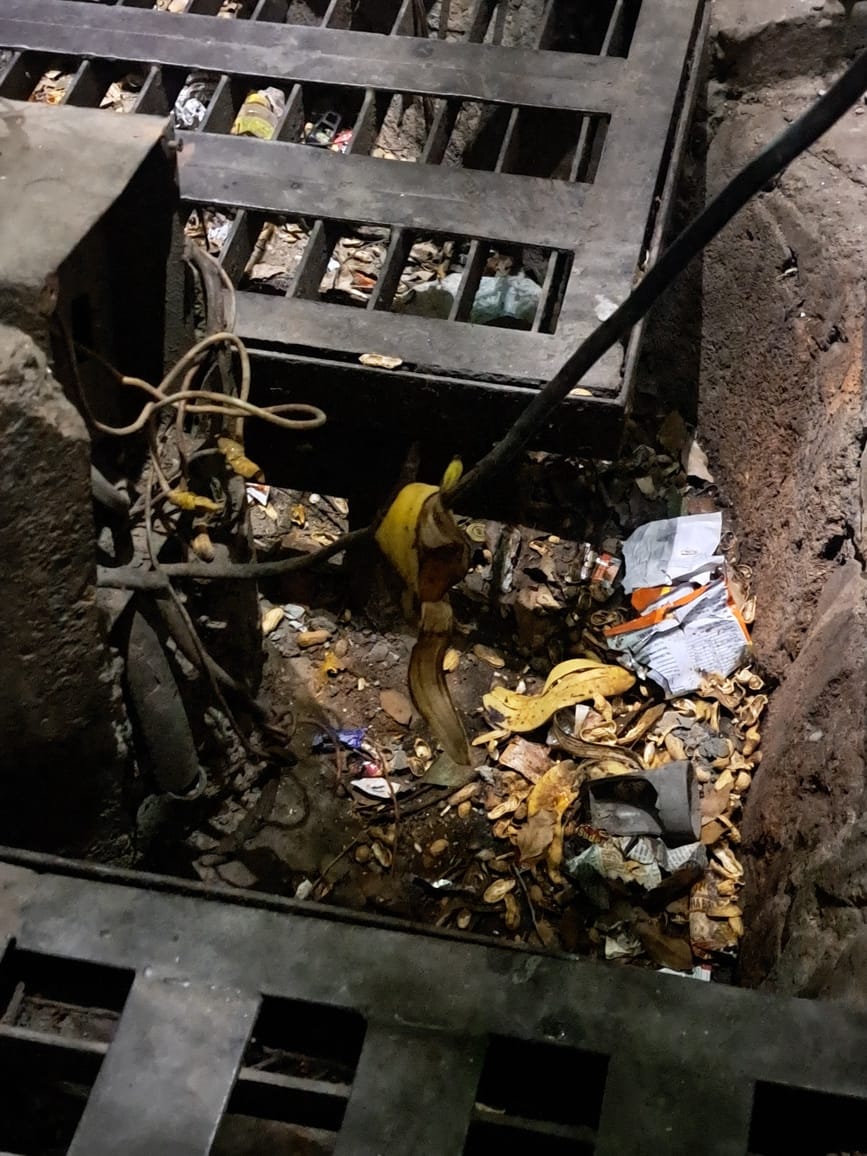 रामपुर के वार्ड नंबर दो में बंद पड़ी नाली में जमी गंदगी। संवाद रामपुर के वार्ड नंबर दो में बंद पड़ी नाली में जमी गंदगी। संवाद