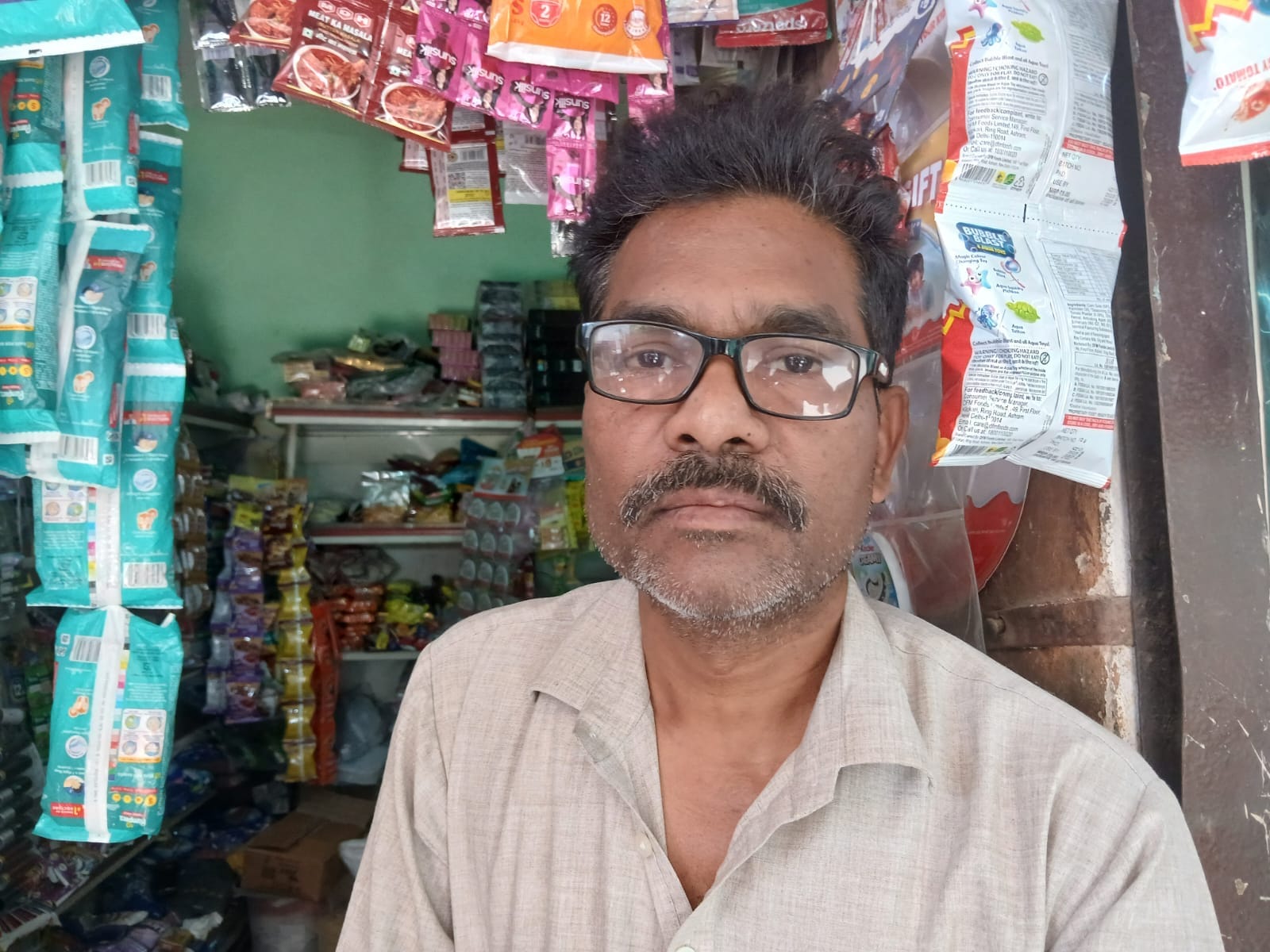 रेवाड़ी। वार्ड-1 में झज्जर फ्लाईओवर के नीचे टूटे पड़े नाले के ढक्कन, जिसमें डाला जा रहा कूड़ा। 