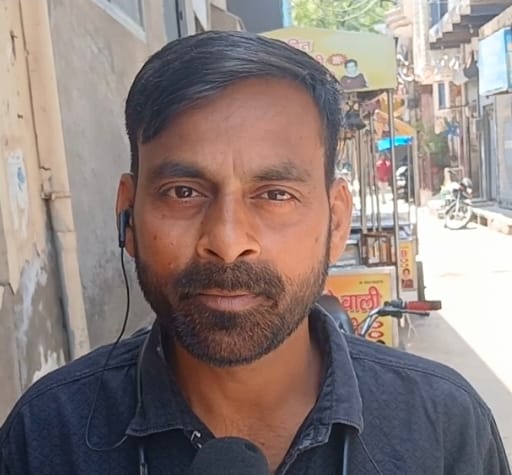रेवाड़ी। वार्ड-1 में झज्जर फ्लाईओवर के नीचे टूटे पड़े नाले के ढक्कन, जिसमें डाला जा रहा कूड़ा। 