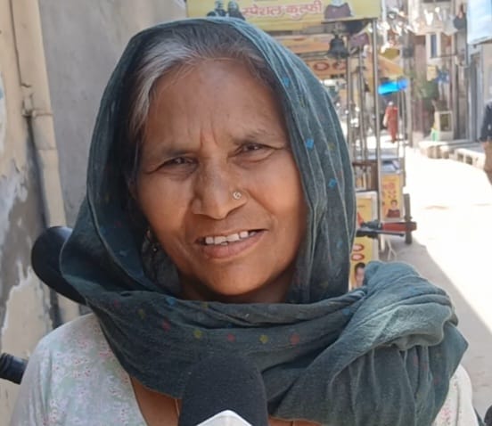 रेवाड़ी। वार्ड-1 में झज्जर फ्लाईओवर के नीचे टूटे पड़े नाले के ढक्कन, जिसमें डाला जा रहा कूड़ा। 