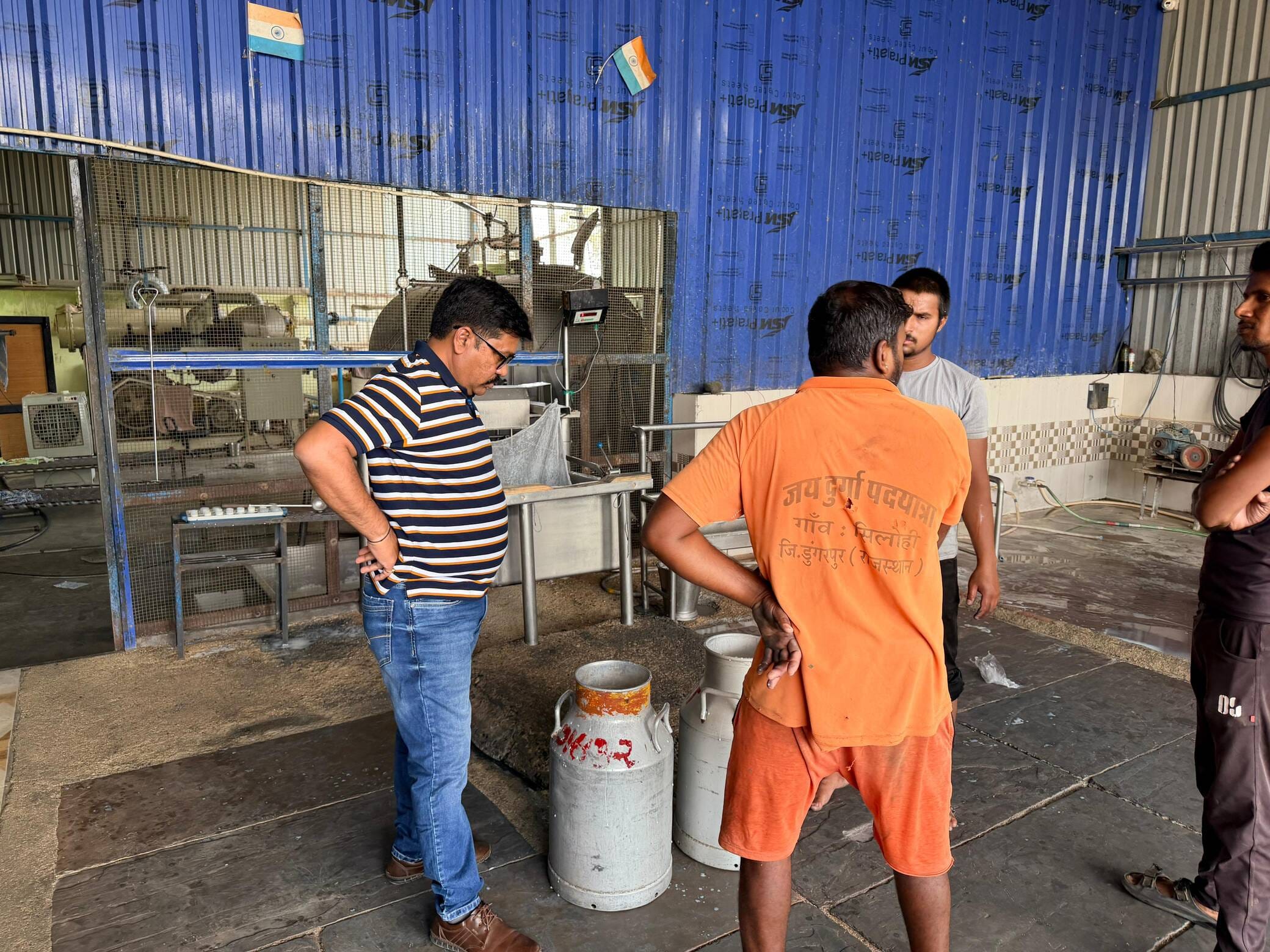 सलूंबर में खाद्य सुरक्षा दल की और से अलग अलग जगहों पर लिए गए नमुने
