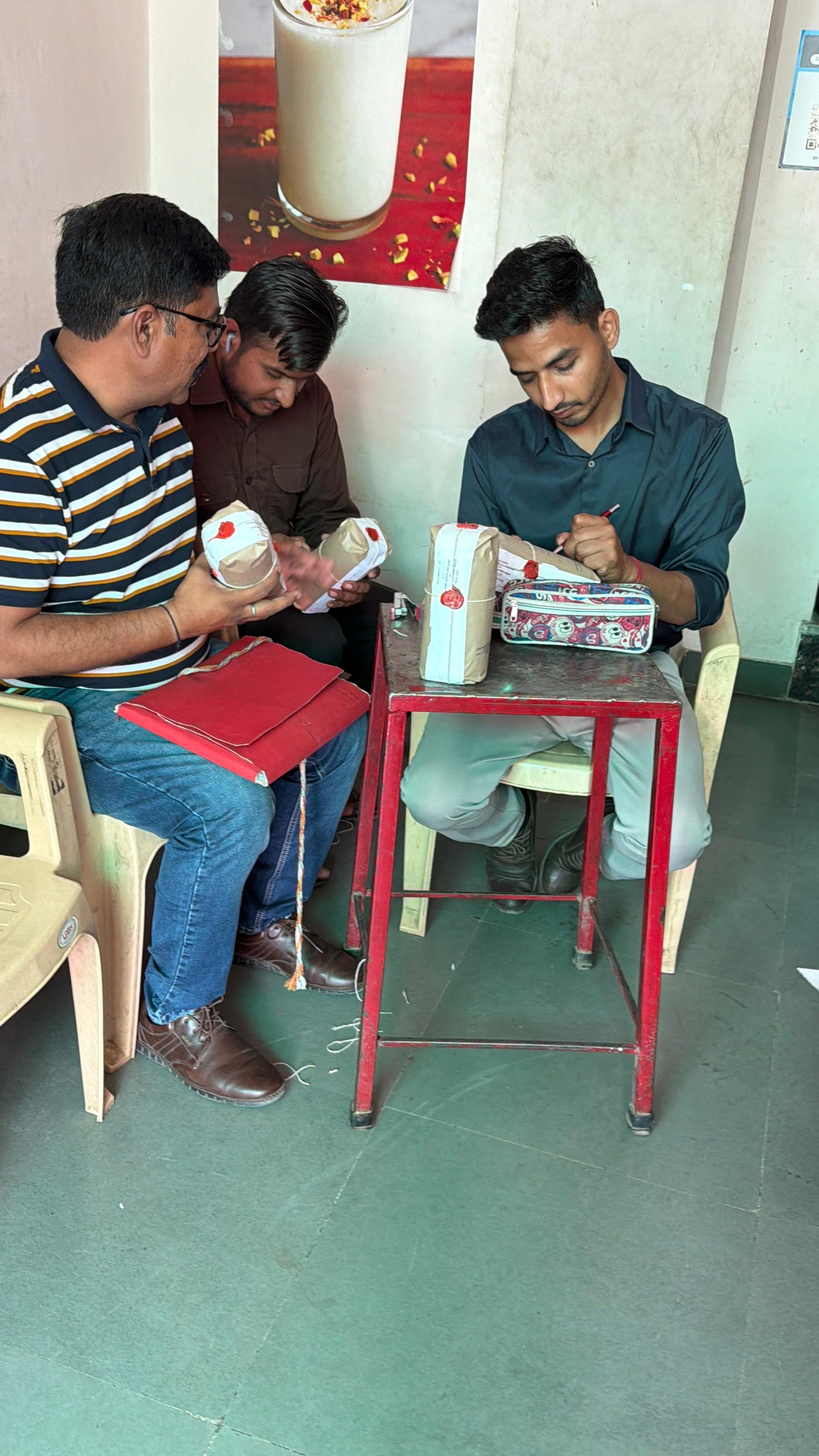 सलूंबर में खाद्य सुरक्षा दल की और से अलग अलग जगहों पर लिए गए नमुने
