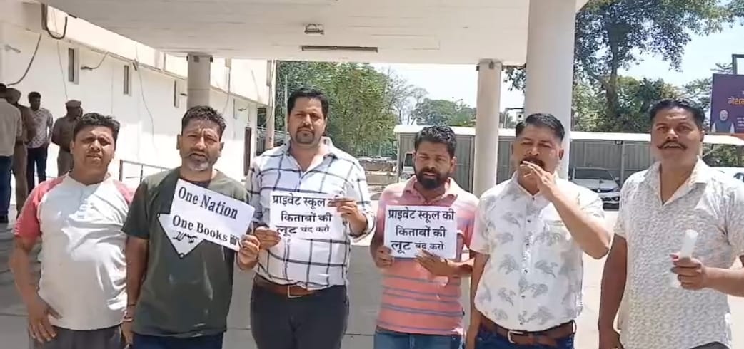 समाधान शिविर में नगराधीश को समस्याएं बताते अभिभावक। स्वयं समाधान शिविर में नगराधीश को समस्याएं बताते अभिभावक। स्वयं