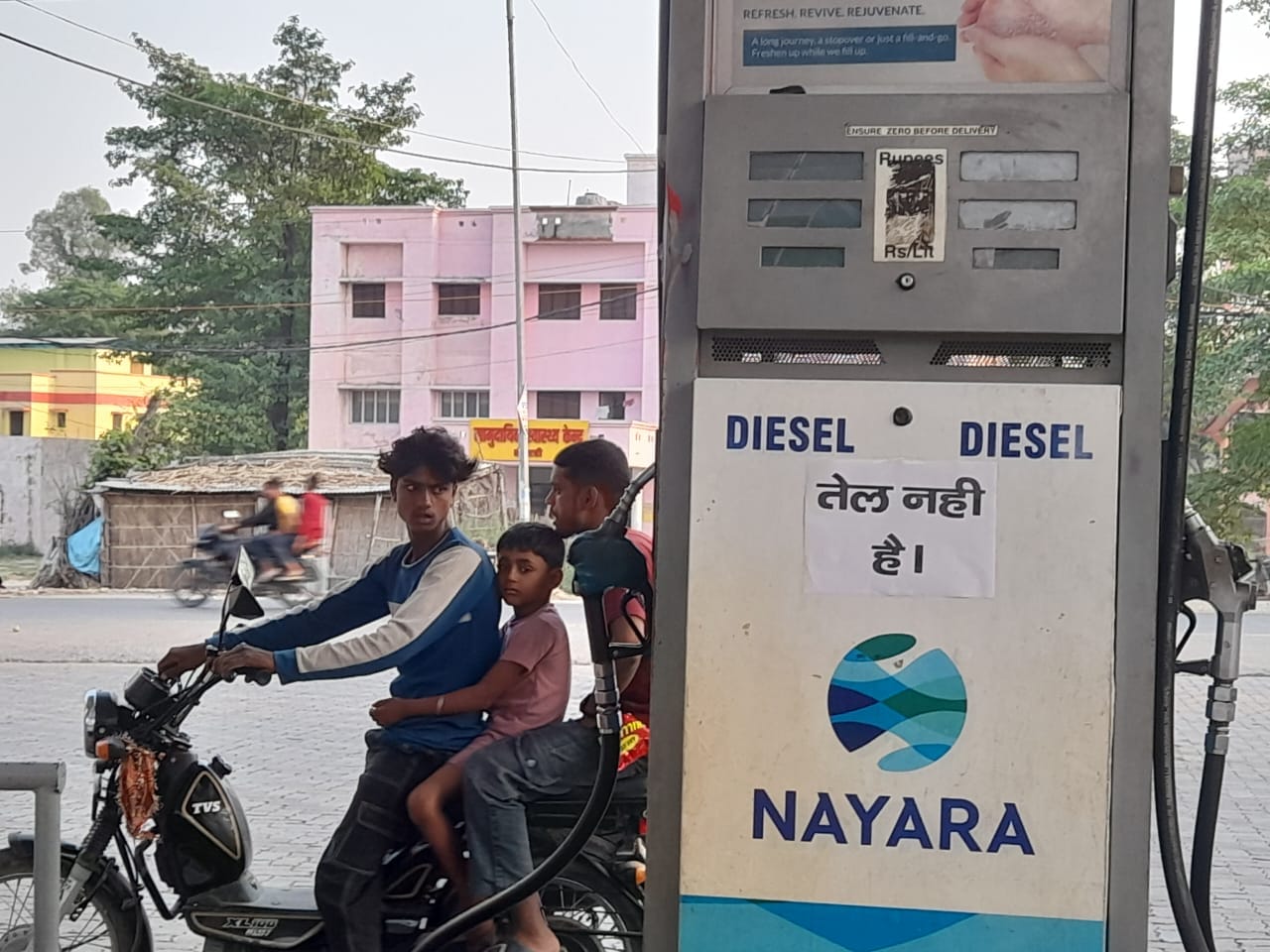 संवरही पेट्रोल पंप पर तेल नहीं का बोर्ड दिखाता युवक।।स्रोत-सोशल मीडिया