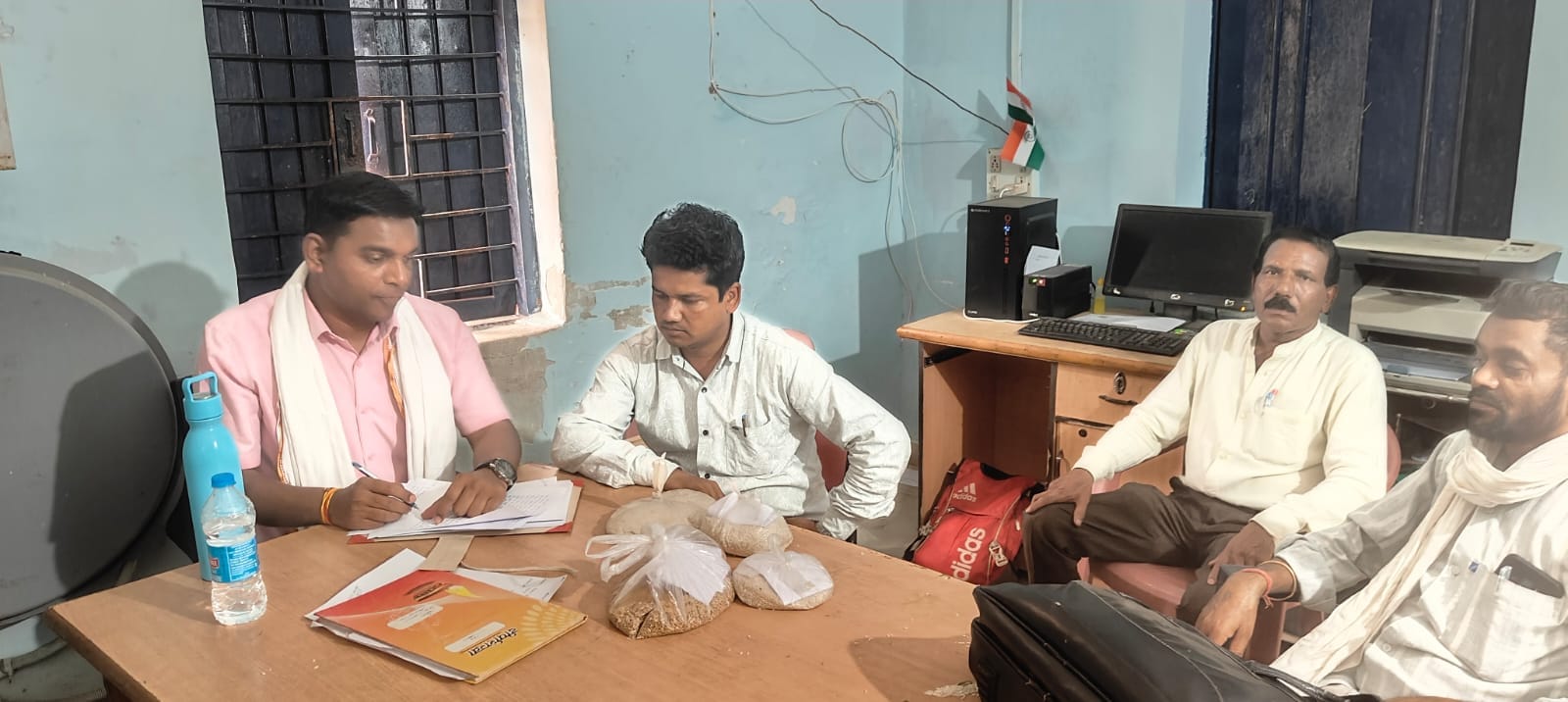 देवहार में घटिया चावल वितरण पर बड़ी कार्रवाई, सर्वेयर बर्खास्त,तीन पर केस दर्ज देवहार में घटिया चावल वितरण पर बड़ी कार्रवाई, सर्वेयर बर्खास्त,तीन पर केस दर्ज