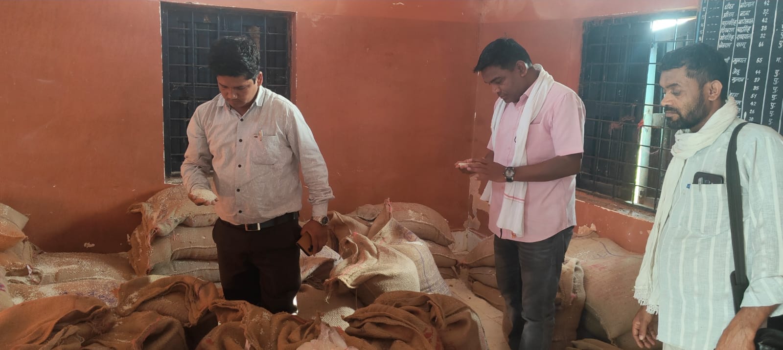 देवहार में घटिया चावल वितरण पर बड़ी कार्रवाई, सर्वेयर बर्खास्त,तीन पर केस दर्ज देवहार में घटिया चावल वितरण पर बड़ी कार्रवाई, सर्वेयर बर्खास्त,तीन पर केस दर्ज
