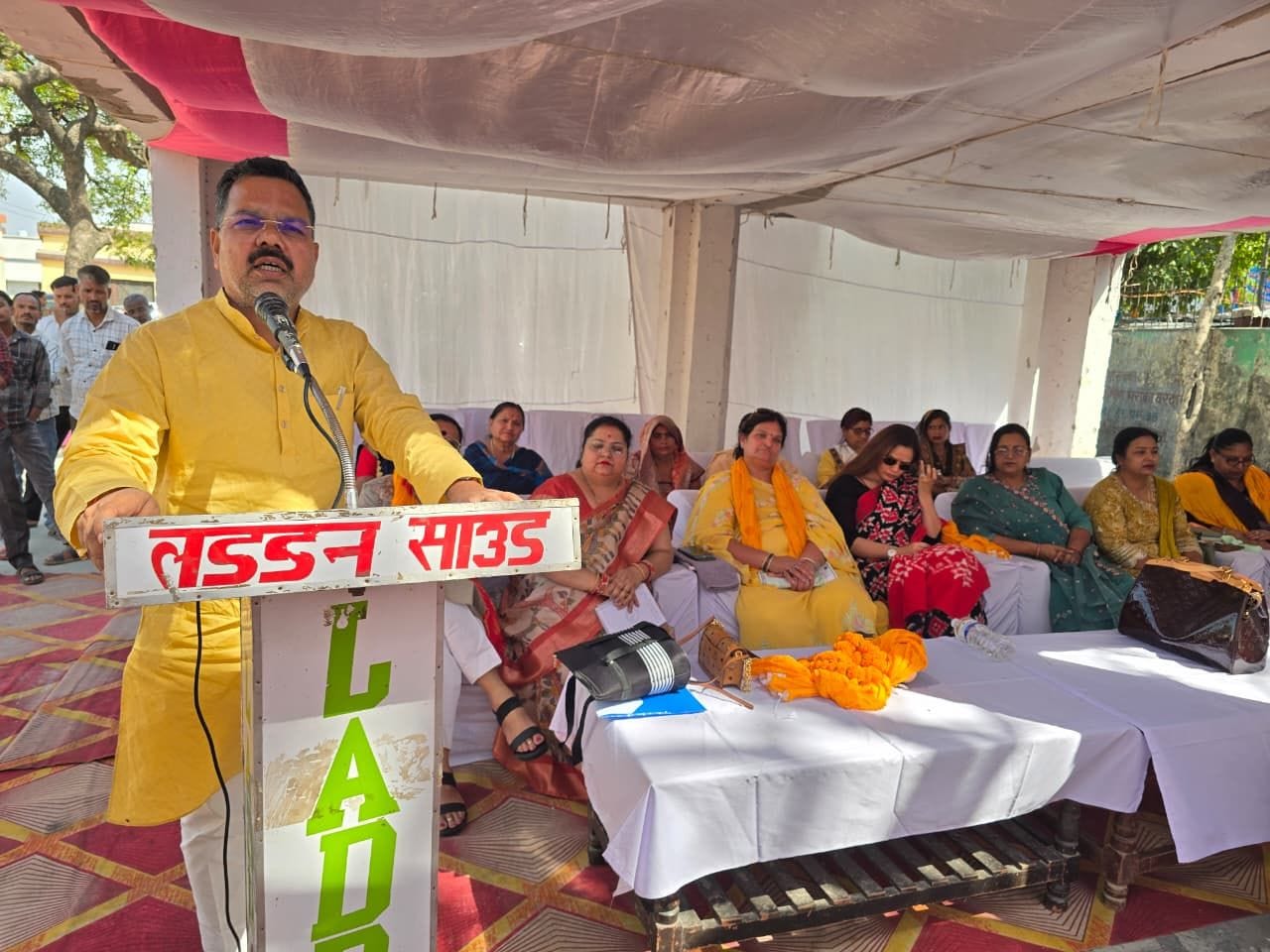 उप्र राज्य महिला आयोग की सदस्य पुष्पा पांडेय संबोधित करती हुई। स्रोत आयोजक