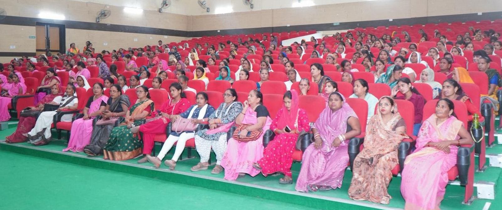 उप्र राज्य महिला आयोग की सदस्य पुष्पा पांडेय संबोधित करती हुई। स्रोत आयोजक