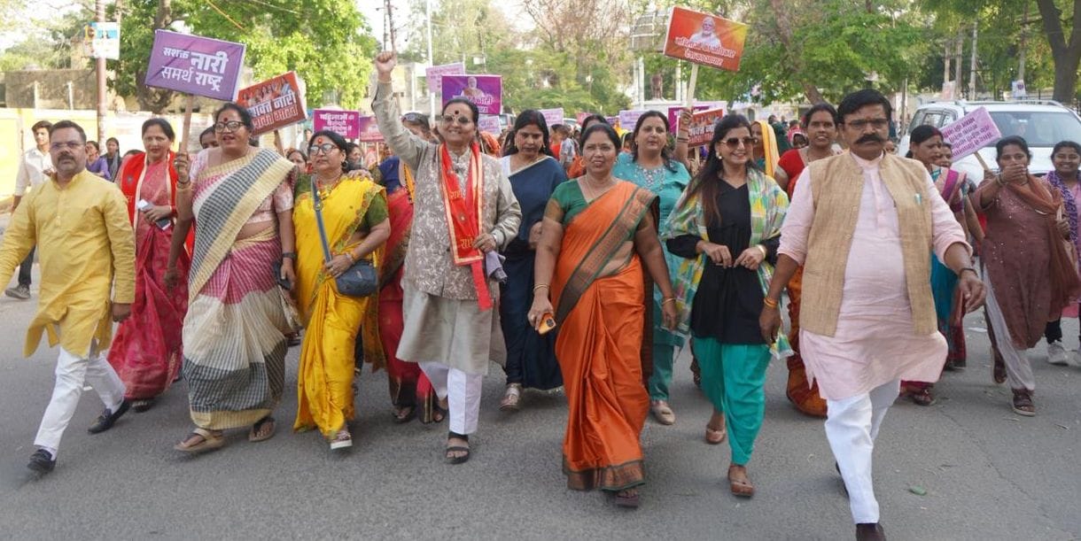 उप्र राज्य महिला आयोग की सदस्य पुष्पा पांडेय संबोधित करती हुई। स्रोत आयोजक