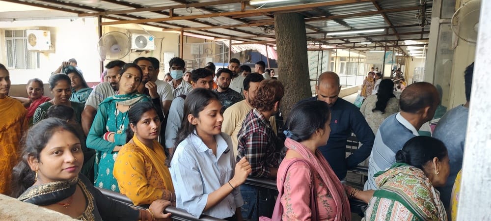 ऊना अस्पताल में ओपीडी के बाहर बैठे हुए मरीज व साथ आए हुए लोग।संवाद ऊना अस्पताल में ओपीडी के बाहर बैठे हुए मरीज व साथ आए हुए लोग।संवाद
