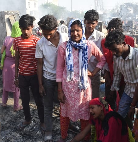 विकास नगर सेक्टर-12 में झुग्गी बस्ती में हुए अग्निकांड के दूसरे दिन कूछ ये रहे हालात।