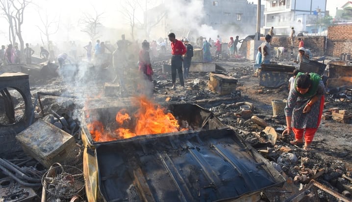 विकास नगर सेक्टर-12 में झुग्गी बस्ती में हुए अग्निकांड के दूसरे दिन कूछ ये रहे हालात।