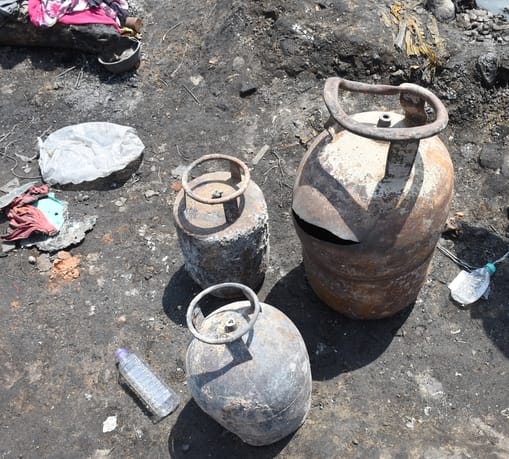 विकास नगर सेक्टर-12 में झुग्गी बस्ती में हुए अग्निकांड के दूसरे दिन कूछ ये रहे हालात।