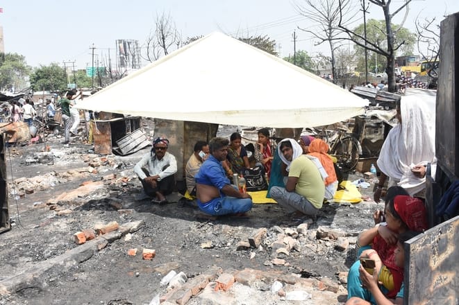 विकास नगर सेक्टर-12 में झुग्गी बस्ती में हुए अग्निकांड के दूसरे दिन कूछ ये रहे हालात।