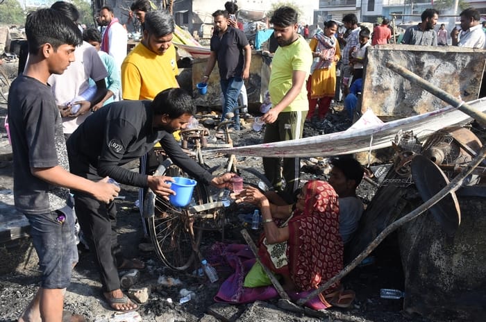 विकास नगर सेक्टर-12 में झुग्गी बस्ती में हुए अग्निकांड के दूसरे दिन कूछ ये रहे हालात।