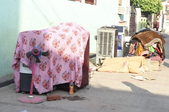 विकास नगर सेक्टर-12 में झुग्गी बस्ती में हुए अग्निकांड के दूसरे दिन कूछ ये रहे हालात।