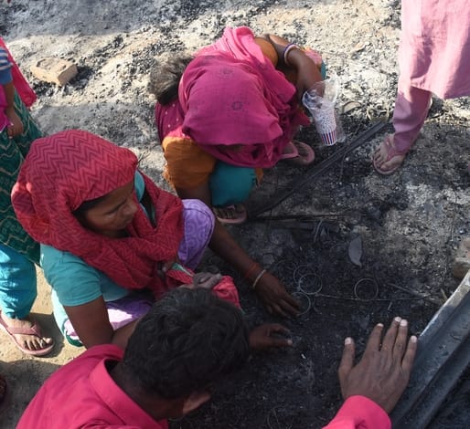 विकास नगर सेक्टर-12 में झुग्गी बस्ती में हुए अग्निकांड के दूसरे दिन कूछ ये रहे हालात।