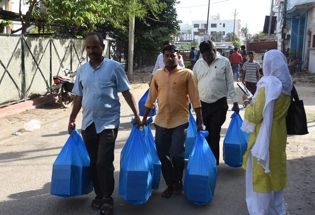 विकास नगर सेक्टर-12 में झुग्गी बस्ती में हुए अग्निकांड के दूसरे दिन कूछ ये रहे हालात।