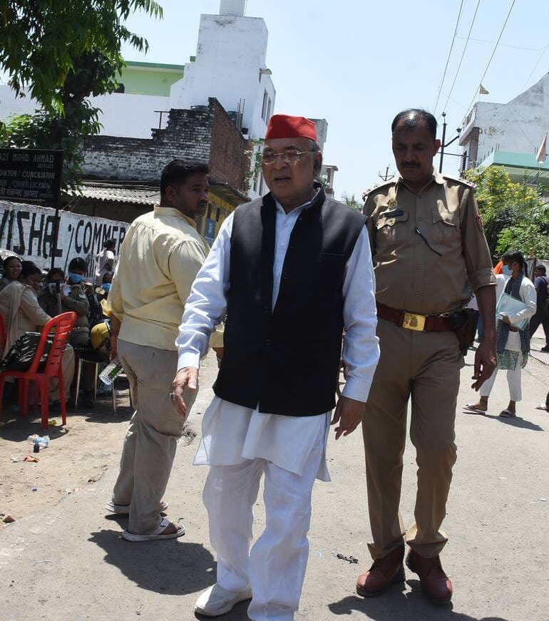 विकास नगर सेक्टर-12 में झुग्गी बस्ती में हुए अग्निकांड के दूसरे दिन कूछ ये रहे हालात।