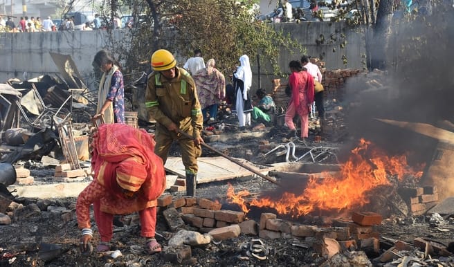 विकास नगर सेक्टर-12 में झुग्गी बस्ती में हुए अग्निकांड के दूसरे दिन कूछ ये रहे हालात।