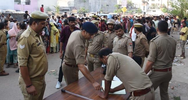 विकास नगर सेक्टर-12 में झुग्गी बस्ती में हुए अग्निकांड के दूसरे दिन कूछ ये रहे हालात।