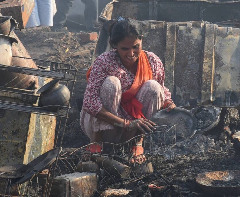 विकास नगर सेक्टर-12 में झुग्गी बस्ती में हुए अग्निकांड के दूसरे दिन कूछ ये रहे हालात।