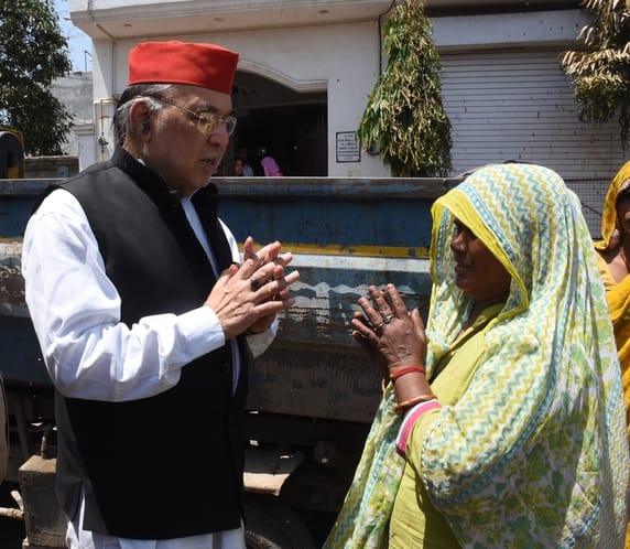 विकास नगर सेक्टर-12 में झुग्गी बस्ती में हुए अग्निकांड के दूसरे दिन कूछ ये रहे हालात।