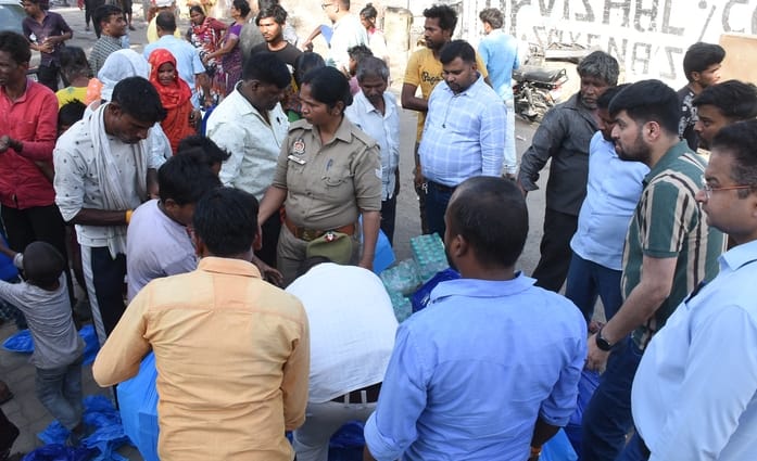 विकास नगर सेक्टर-12 में झुग्गी बस्ती में हुए अग्निकांड के दूसरे दिन कूछ ये रहे हालात।