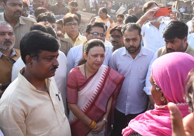 विकास नगर सेक्टर-12 में झुग्गी बस्ती में हुए अग्निकांड के दूसरे दिन कूछ ये रहे हालात।