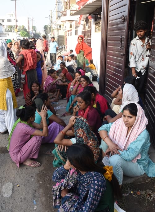 विकास नगर सेक्टर-12 में झुग्गी बस्ती में हुए अग्निकांड के दूसरे दिन कूछ ये रहे हालात।