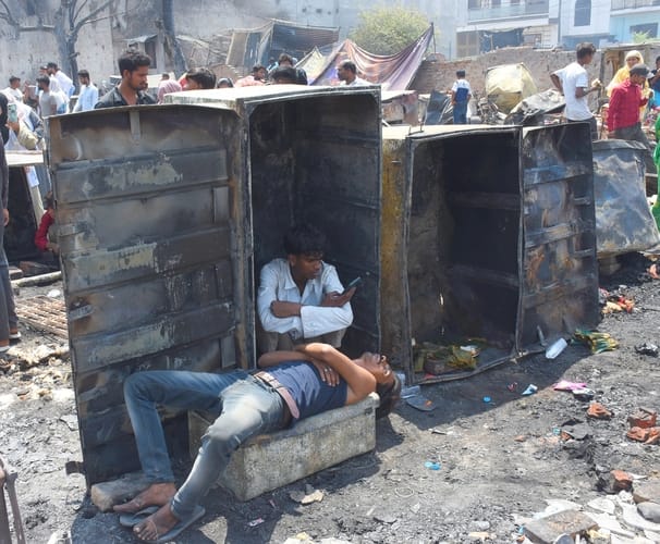 विकास नगर सेक्टर-12 में झुग्गी बस्ती में हुए अग्निकांड के दूसरे दिन कूछ ये रहे हालात।