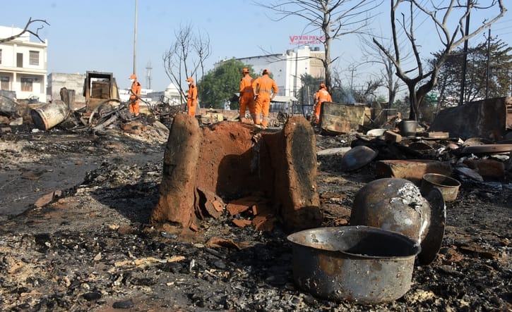 विकास नगर सेक्टर-12 में झुग्गी बस्ती में हुए अग्निकांड के दूसरे दिन कूछ ये रहे हालात।