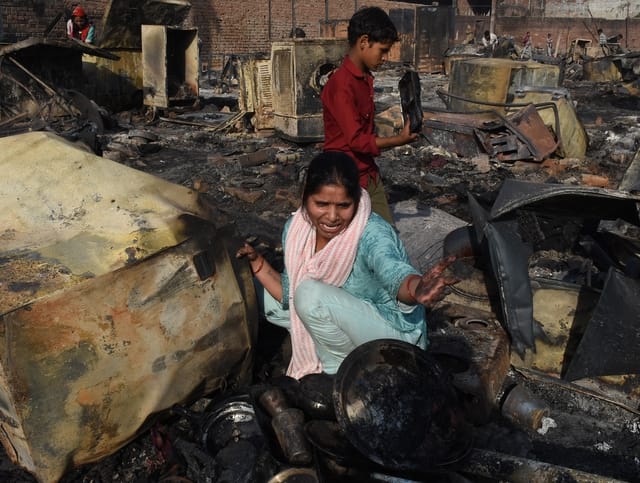 विकास नगर सेक्टर-12 में झुग्गी बस्ती में हुए अग्निकांड के दूसरे दिन कूछ ये रहे हालात।