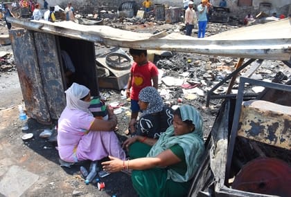 विकास नगर सेक्टर-12 में झुग्गी बस्ती में हुए अग्निकांड के दूसरे दिन कूछ ये रहे हालात।