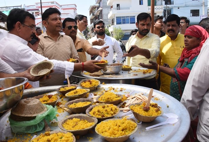 विकास नगर सेक्टर-12 में झुग्गी बस्ती में हुए अग्निकांड के दूसरे दिन कूछ ये रहे हालात।