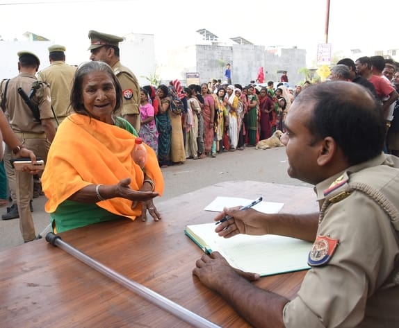विकास नगर सेक्टर-12 में झुग्गी बस्ती में हुए अग्निकांड के दूसरे दिन कूछ ये रहे हालात।