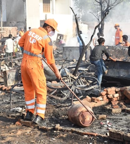 विकास नगर सेक्टर-12 में झुग्गी बस्ती में हुए अग्निकांड के दूसरे दिन कूछ ये रहे हालात।