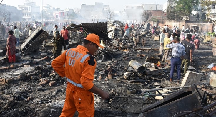 विकास नगर सेक्टर-12 में झुग्गी बस्ती में हुए अग्निकांड के दूसरे दिन कूछ ये रहे हालात।