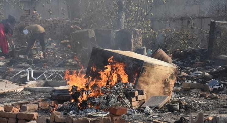 विकास नगर सेक्टर-12 में झुग्गी बस्ती में हुए अग्निकांड के दूसरे दिन कूछ ये रहे हालात।