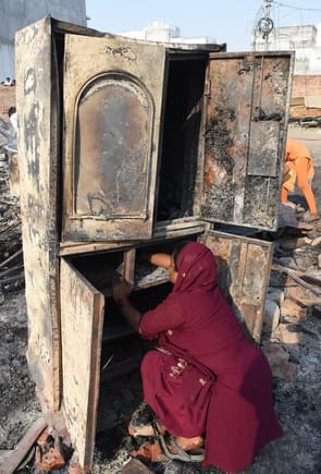 विकास नगर सेक्टर-12 में झुग्गी बस्ती में हुए अग्निकांड के दूसरे दिन कूछ ये रहे हालात।