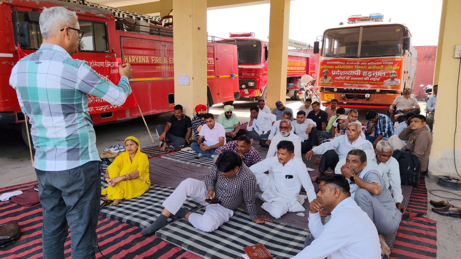 यमुनानगर में दमकल कार्यालय पर धरना देते कर्मचारी। संवाद
