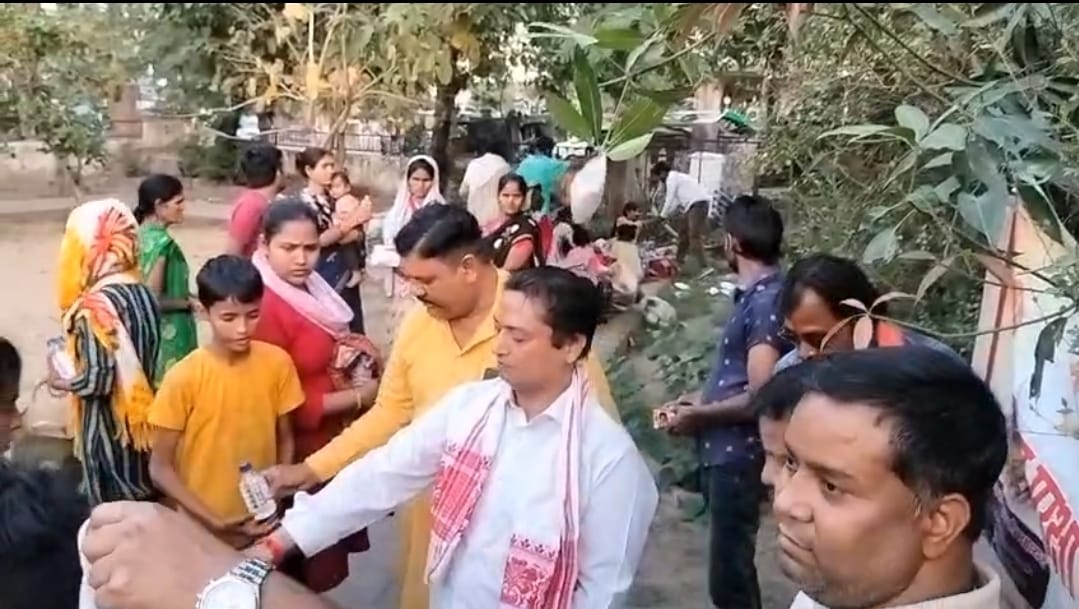 अग्निपीड़ितों को बांटी गई सामग्री। अग्निपीड़ितों को बांटी गई सामग्री।