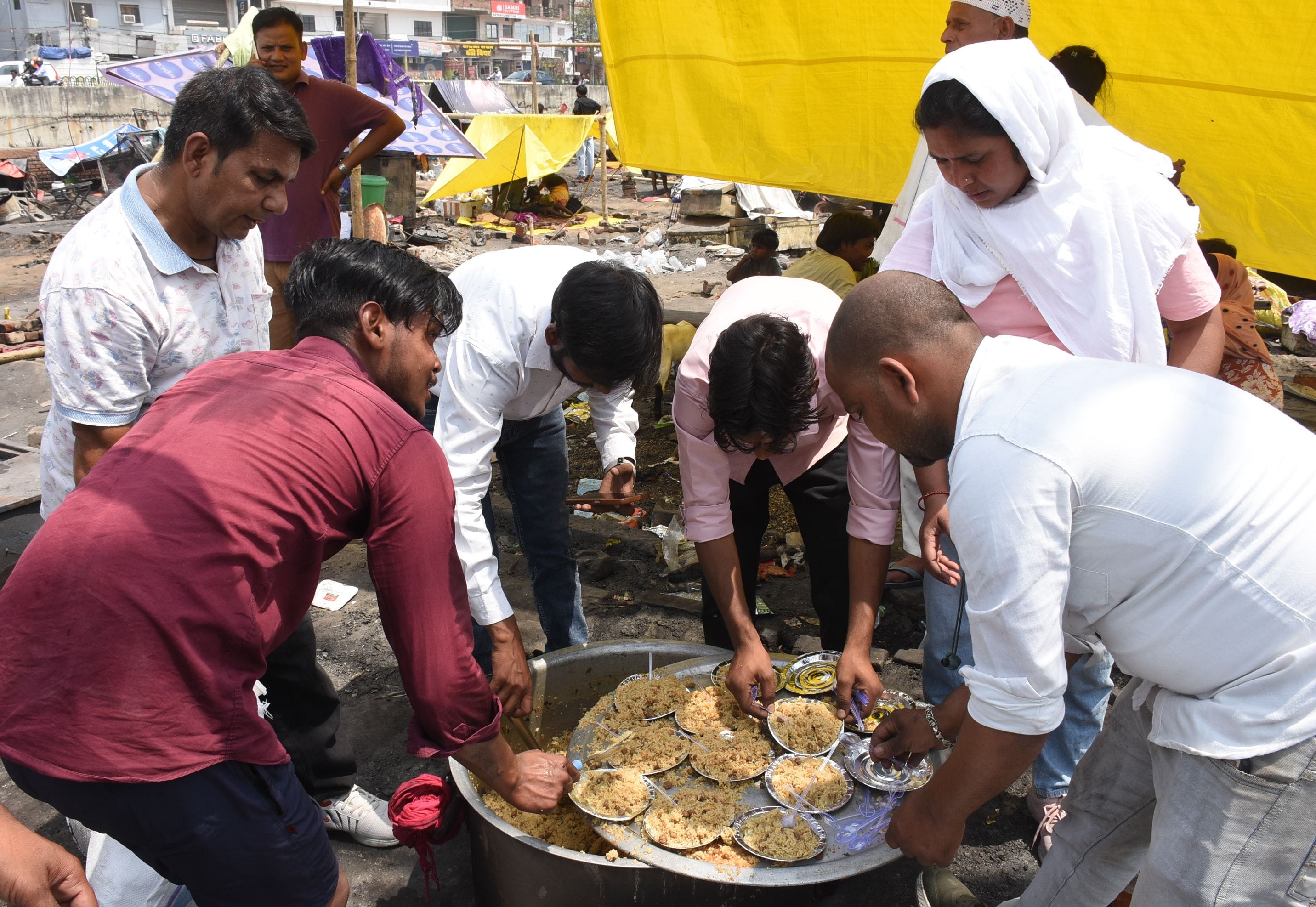 अग्निपीड़ितों को बांटी गई सामग्री। अग्निपीड़ितों को बांटी गई सामग्री।