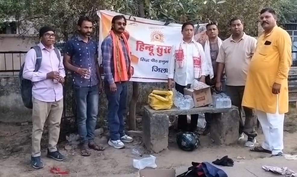 अग्निपीड़ितों को बांटी गई सामग्री। अग्निपीड़ितों को बांटी गई सामग्री।