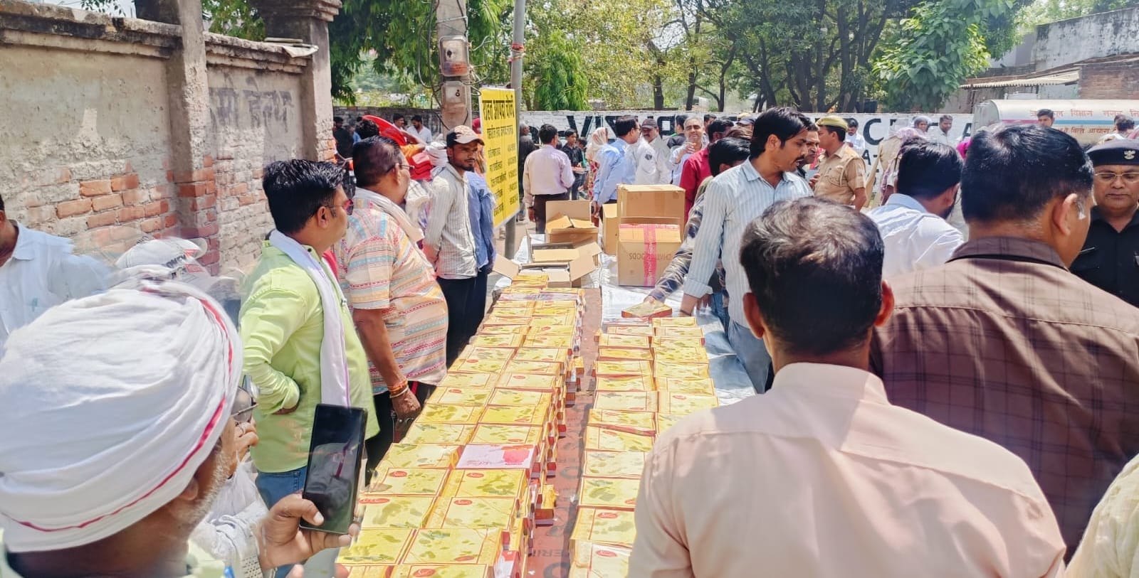 अग्निपीड़ितों को बांटी गई सामग्री। अग्निपीड़ितों को बांटी गई सामग्री।