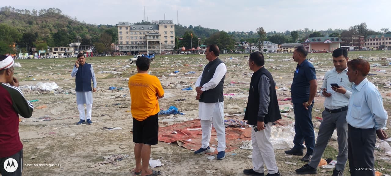 ऐतहासिक चौगान सुजानपुर में फैली गंदगी। संवाद