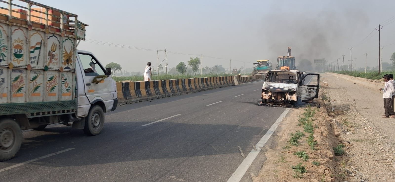 बिनावर में कार में लगी आग बुझाते अग्निशमन कर्मी। संवाद बिनावर में कार में लगी आग बुझाते अग्निशमन कर्मी। संवाद