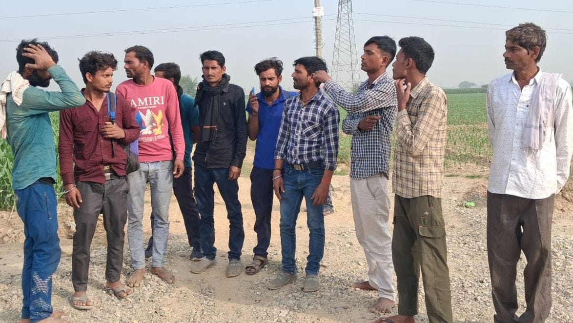 बिनावर में कार में लगी आग बुझाते अग्निशमन कर्मी। संवाद बिनावर में कार में लगी आग बुझाते अग्निशमन कर्मी। संवाद