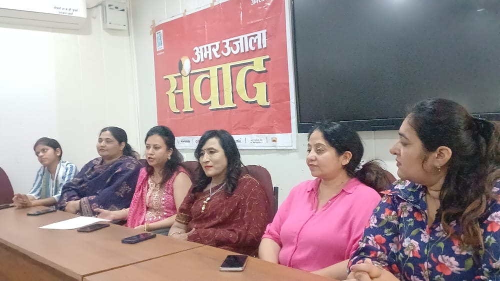 छावनी के आर्य कालेज में नारी शक्ति वंदन अधिनियम 2023 को लेकर आयोजित संवाद कार्यक्रम में अपने वि
