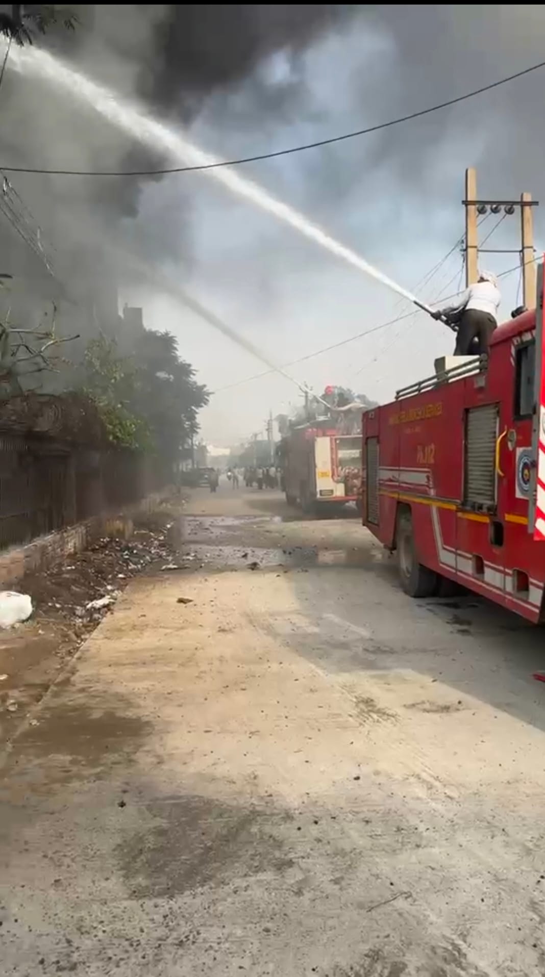 फैक्टरी में जला माल। स्रोत : सोशल मीडिया फैक्टरी में जला माल। स्रोत : सोशल मीडिया